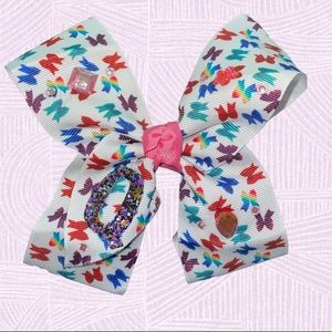 🎀 Handcrafted 5 inch hair bow with glitter letter “Q” ✨